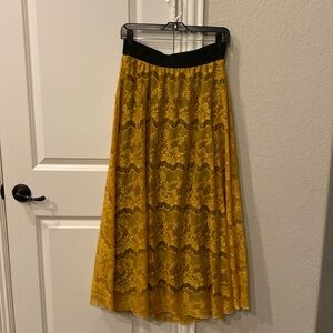 Yellow laced skirt with slip